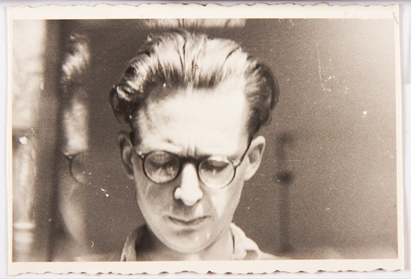 Andrzej Wróblewski, "Autoportret z odbiciem w szybie", ok. 1950, fotografia czarno-biała 5,2 x 8,4 cm, fot. dzięki uprzejmości Fundacji Andrzeja Wróblewskiego